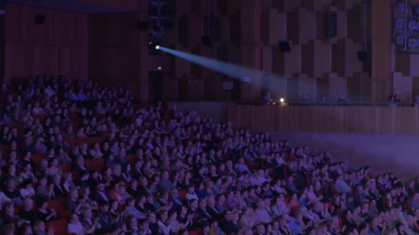 Aplaudindo o público no cinema — Vídeo de Stock