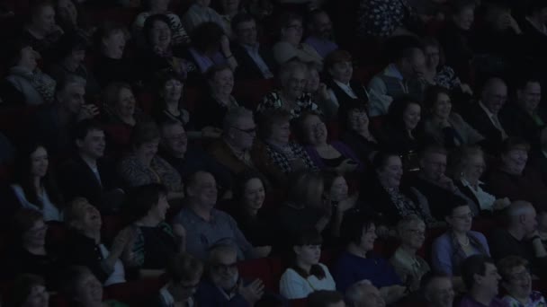 Los espectadores en la sala de cine riendo de la película — Vídeo de stock