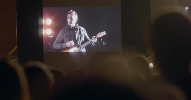 Zanger uitvoeren met gitaar tijdens concert gewijd aan de band Kino — Stockvideo