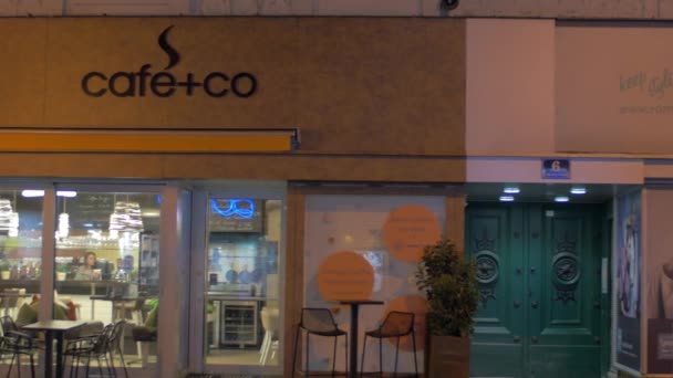 Rua com café e lojas no final da noite. Viena, Áustria — Vídeo de Stock