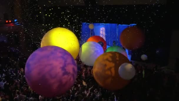 Gli spettatori che giocano con i palloncini durante lo Snow Show di Slava Polunin — Video Stock