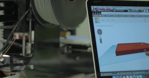 Ordinateur portable avec modèle et imprimante 3D au travail — Video