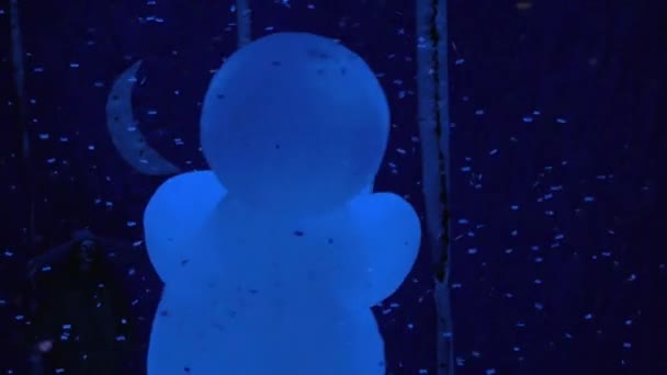 Στο χιόνι εμφάνιση του Σλάβα Πολούνιν στο στάδιο στέκεται ένας άνθρωπος στο κοστούμι του αέρα με ένα γύρο το κεφάλι και χορό — Αρχείο Βίντεο