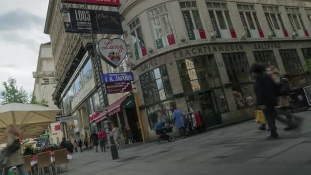 Timelapse av människor trafik på gatan i Wien, Österrike — Stockvideo