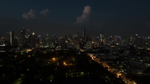 Oiseau time lapse vue de la nuit grande ville panorama de Bangkok, Thaïlande — Video
