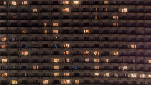 Vista frontal de lapso de tempo do edifício com luzes ligadas e desligadas nas janelas. Hong Kong, China — Vídeo de Stock