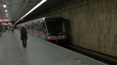 Metro tren istasyonu taşınıyor görünüm. Prague, Çek Cumhuriyeti