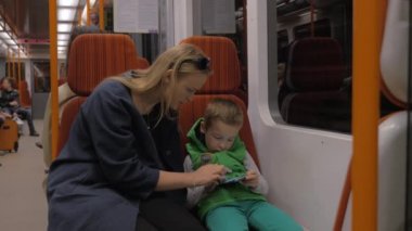Anne ve oğlu metro tren yolculuğu ve dışarı çıkmak İstasyonu, Prague, Çek Cumhuriyeti