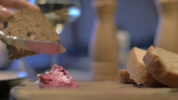 Vista cercana de la mesa de comida cuando la mano de la mujer extendiendo paté en pan integral — Vídeos de Stock