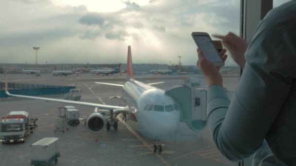 Στο αεροδρόμιο άποψη της γυναίκας που κάνει την πληρωμή με τραπεζική κάρτα χρησιμοποιώντας smartphone και dongle για τη σάρωση της τραπεζικής κάρτας — Αρχείο Βίντεο