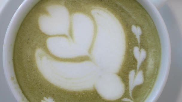 Gros plan de la crème de finition barista sur latte matcha — Video