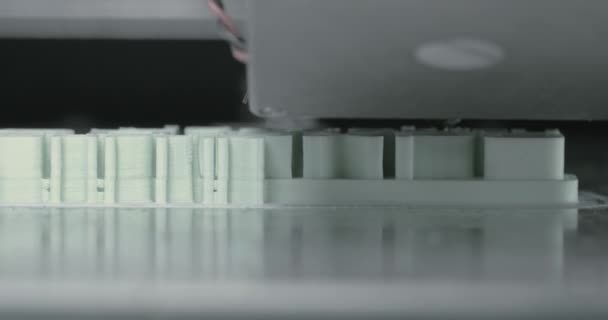 Vista de primer plano extrema del mecanismo de la impresora 3D que hace objeto de plástico blanco — Vídeos de Stock