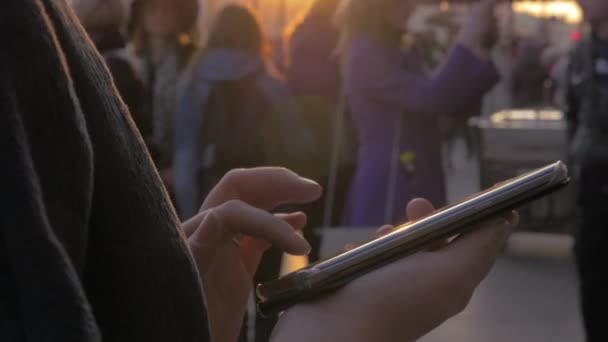 Zblízka pohled žena rukou s smartphone používat — Stock video