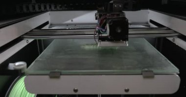 3d yazıcı beyaz plastik nesne verme mekanizmasının görünümünü yakın çekim
