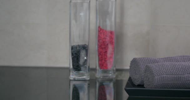 Close-up van vrouw hand zetten plaat rollen van handdoeken — Stockvideo