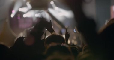Elleri arkadan görünüm ışık ile rave partisinde smartphone insanlar arasında tutun