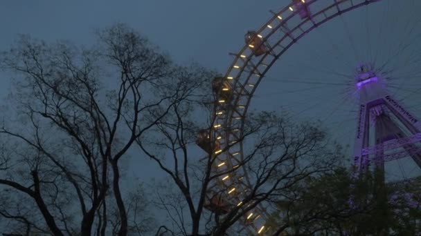 Blick vom Boden auf das Riesenrad, Wien, Österreich — Stockvideo