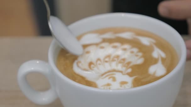 Close-up shot van barista afwerking crème afbeelding op latte matcha — Stockvideo