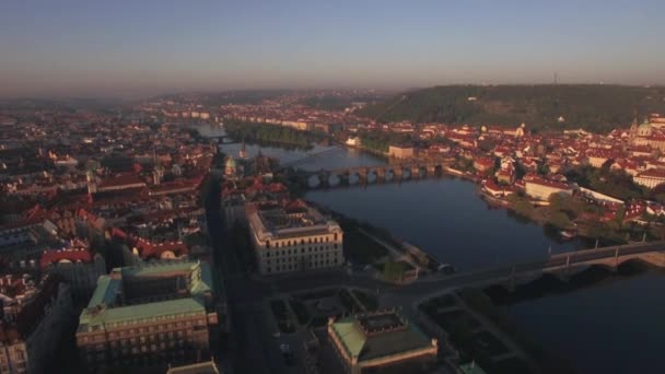 Letecký pohled na podél Vltavy v létě. Praha, Česká republika — Stock video
