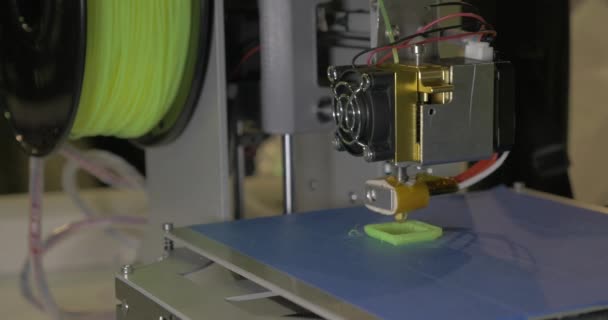 Drukarka 3D w procesie. To sprawia, że kawałki dla sprzętu z palstyku w zielonym kolorze — Wideo stockowe