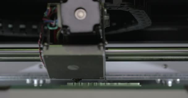 Extrémní zblízka mechanismu 3d tiskárny, takže bílé plastové objektu — Stock video