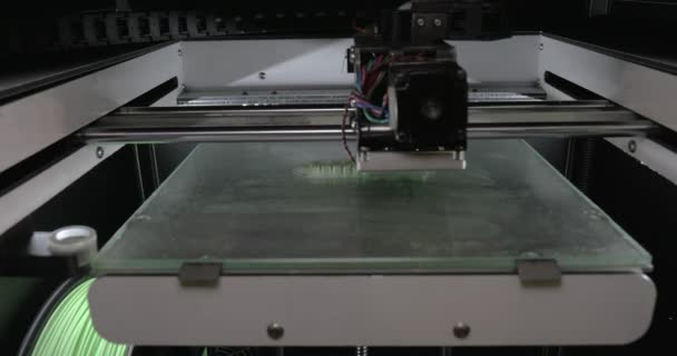 Close-up beeld van mechanisme van 3D-printer wit kunststof object maken — Stockvideo