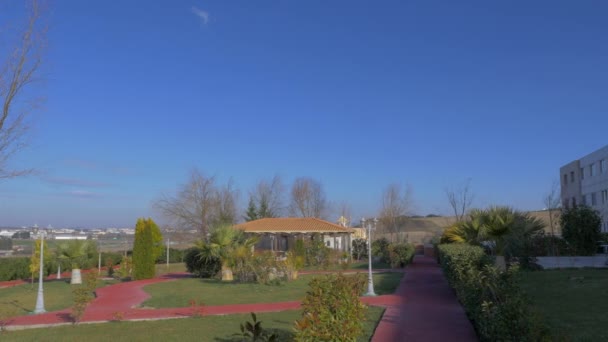 Живописный панорамный пейзаж парка с тропическими деревьями, травой, павильоном и в Неа-Калликратиа, Греция . — стоковое видео