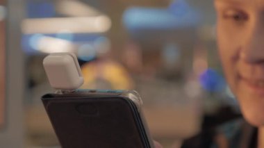 Smartphone için ödeme kartı özel dongle ile kadın elinde görünümünü kapat