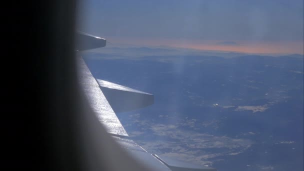 Flygplan wing och pittoreska bergslandskapet från hög nivå från flygplan fönster — Stockvideo