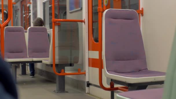 Visa av tom plats plats i tunneltåg, Prag, Tjeckien — Stockvideo