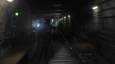 Tünelde hareket ve merkeze gelen metro treni