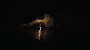 Halong Bay Hanoi, Vietnam için nehir ve karanlık grotto gördün mü