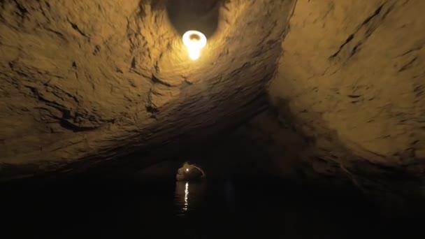 Excursão de barco através do sistema de caverna escura, atmosfera misteriosa da natureza do Vietnã — Vídeo de Stock