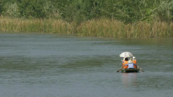 Trang an bai in Hanoi, Vietnam on a scenic river sailing boat — Stockvideo