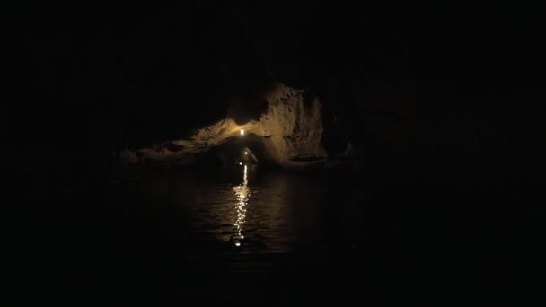 In Halong Bay in Hanoi, Vietnam gezien rivier en donkere grot — Stockvideo