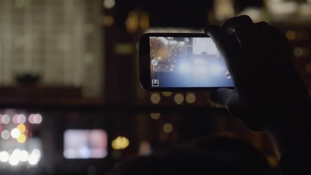 В МГУ, Москва, юноша на концерте "Мы вместе" музыкальной группы Кино записывает видео на мобильный телефон — стоковое видео