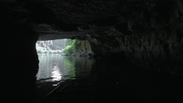 Экскурсия на лодке с посещением пещеры в Чанг Ане, Вьетнам — стоковое видео