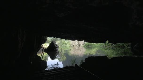 Boot zeilen uit karst grot in Ha Long Bay, Vietnam — Stockvideo