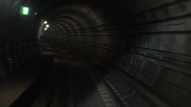 Yeraltı metro tren kadeh gider.
