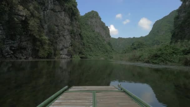 Water scene with limestone mountains in Ha Long Bay, Vietnam — Stockvideo