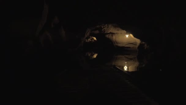 Barco turístico viajando na caverna de carste. Trang An, Vietnã — Vídeo de Stock