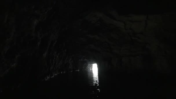 Barco viajando a través de la cueva de piedra caliza en Ha Long Bay, Vietnam — Vídeos de Stock
