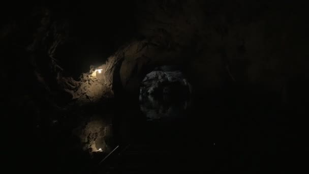 Исследуя известняковую пещеру в заливе Ха Лонг, Вьетнам — стоковое видео