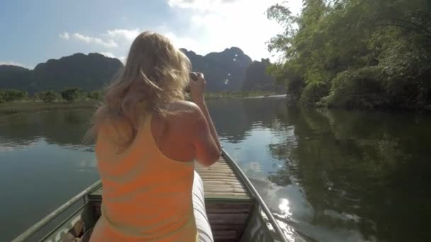 Vue de la femme blonde avec caméra sur le bateau. Excursion dans la baie d'Halong, excursions en bateau sur l'île. Hanoi, Vietnam — Video