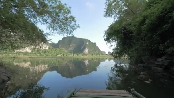 Тур на лодке, чтобы насладиться красотой залива Халонг, Вьетнам — стоковое видео