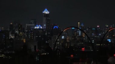 Gece cityscape ve insanlar Cafe çatı