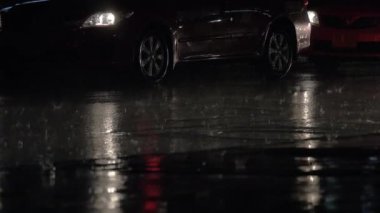Yağmurlu gece araba trafik