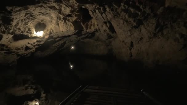 Visita del agua de la cueva Karst en Trang An, Vietnam — Vídeos de Stock