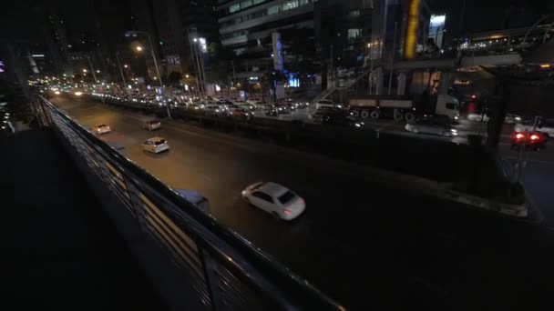 Drukke verkeer op de wegen van de nacht van Bangkok, Thailand — Stockvideo