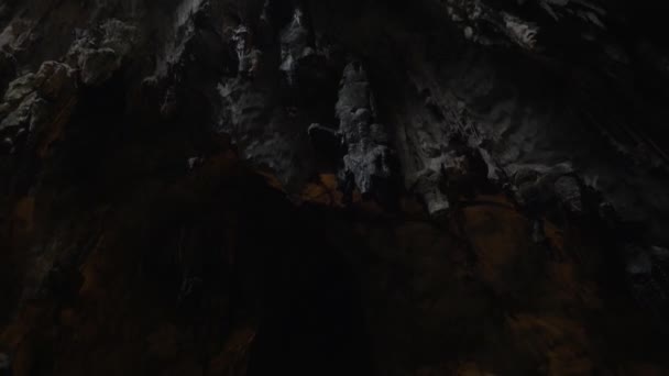 En Batu Cuevas, Malasia visto estalactitas y estalagmitas, interior de la cueva y el templo con iluminación — Vídeo de stock